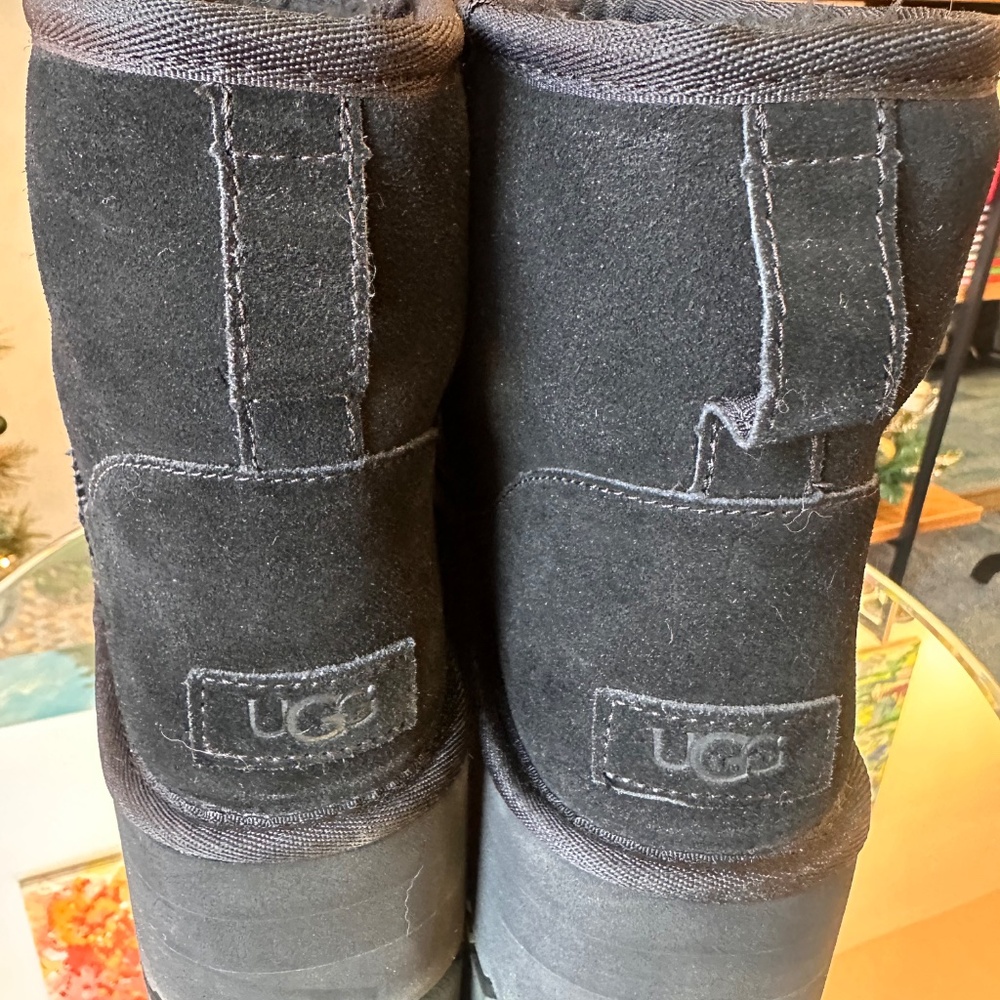 UGGS - Picture 7 of 9